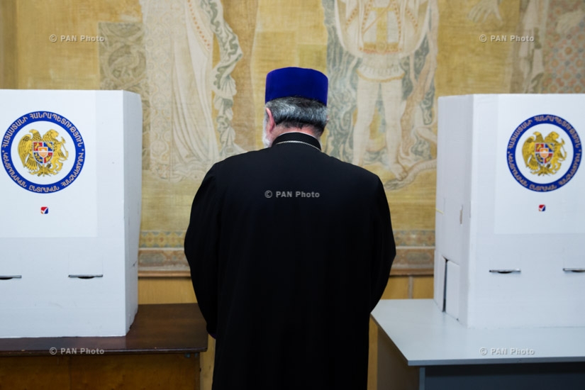 Парламентские выборы в Армении: Католикос Всех Армян Гарегин II проголосовал