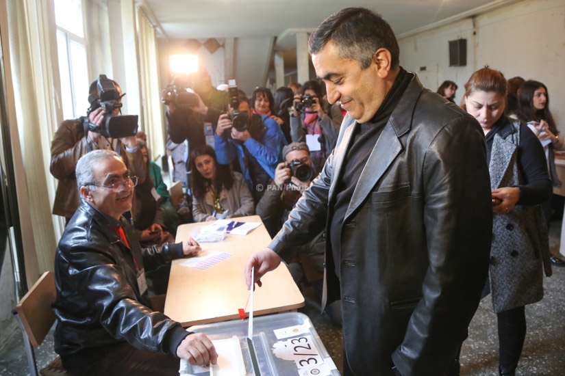Парламентские выборы в Армении: Возглавляющий избирательный список Армянской революционной федерации «Дашнакцутюн» (АРФД) Армен Рустамян проголосовал