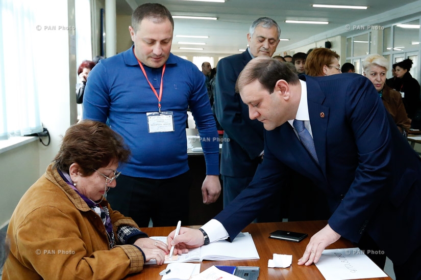 Парламентские выборы в Армении: Мэр Еревана Тарон Маргарян проголосовал