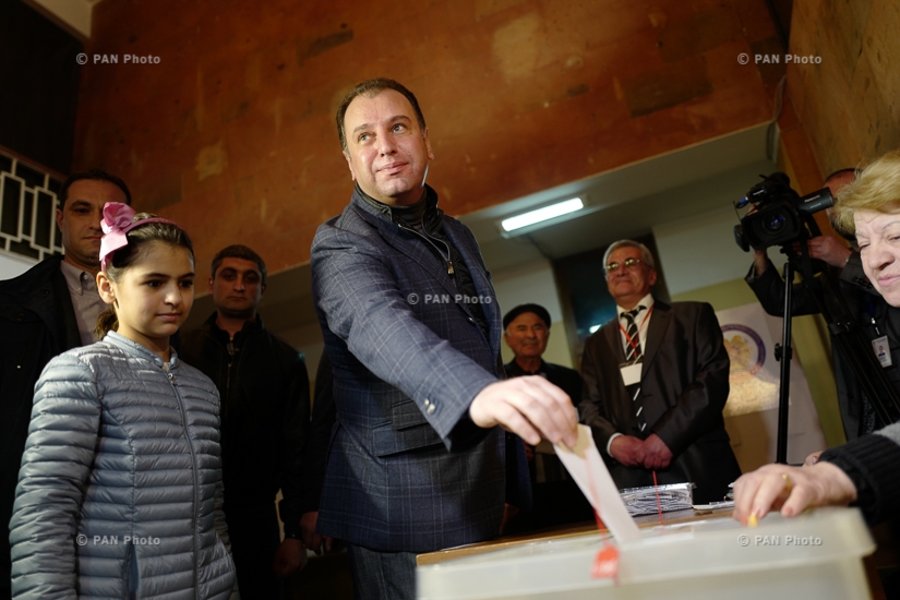 Возглавляющий список РПА, министр обороны Виген Саргсян проголосовал