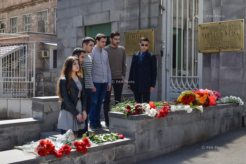 Քաղաքացիները Պետերբուրգի ահաբեկչության զոհերի հիշատակին ծաղիկներ են դնում ՌԴ դեսպանատան շենքի մոտ