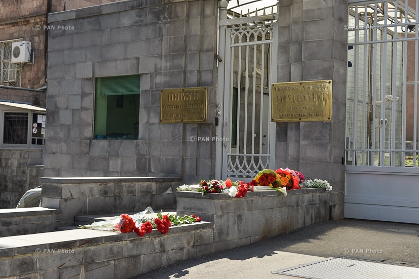 Քաղաքացիները Պետերբուրգի ահաբեկչության զոհերի հիշատակին ծաղիկներ են դնում ՌԴ դեսպանատան շենքի մոտ
