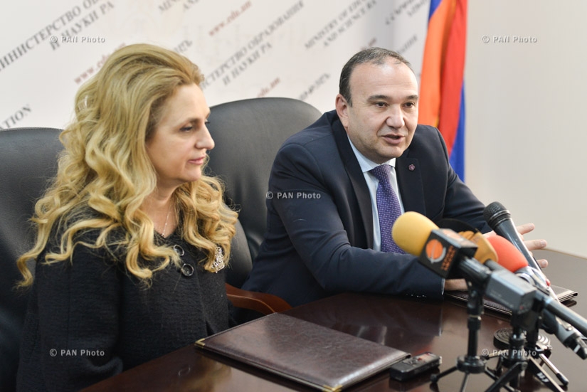 RA Minister of Education and Science Levon Mkrtchyan and executive director of 'Junior Achievements of Armenia' NGO Armine Hovhannisyan sign a memorandum