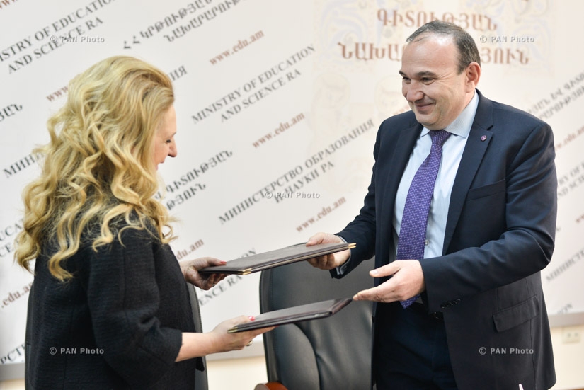 RA Minister of Education and Science Levon Mkrtchyan and executive director of 'Junior Achievements of Armenia' NGO Armine Hovhannisyan sign a memorandum