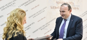Министр образования и науки Левон Мкртчян и директор ОО «Молодежные достижения Армении» Армине Ованисян подписали меморандум о сотрудничестве