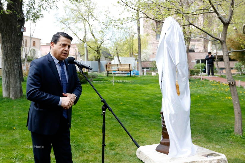 В ереванском Парке влюбленных открылась скульптура «Союз любви»