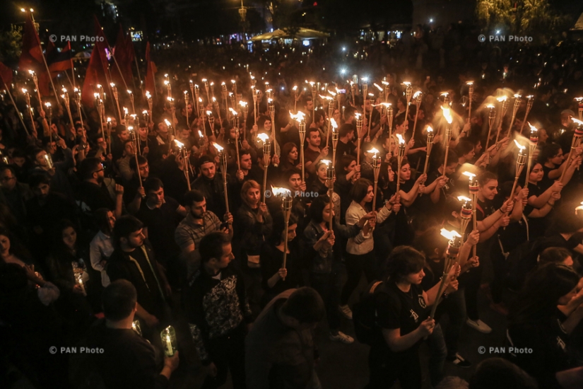 Факельное шествие к мемориалу Цицернакаберд, посвященное 102-й годовщине Геноцида армян