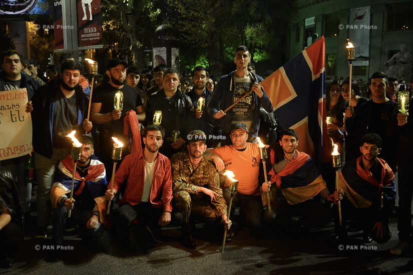 Факельное шествие к мемориалу Цицернакаберд, посвященное 102-й годовщине Геноцида армян