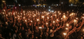 Факельное шествие к мемориалу Цицернакаберд, посвященное 102-й годовщине Геноцида армян