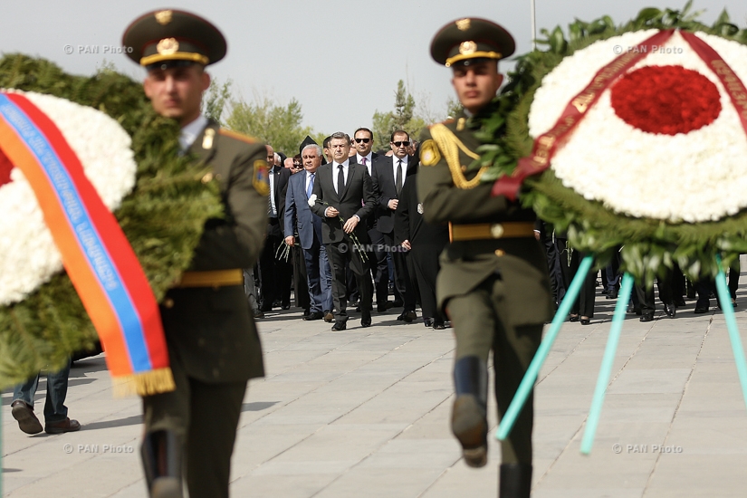 102-я годовщина Геноцида армян: Высокопоставленные должностные лица Армении посетили мемориальный комплекс Цицернакаберд 