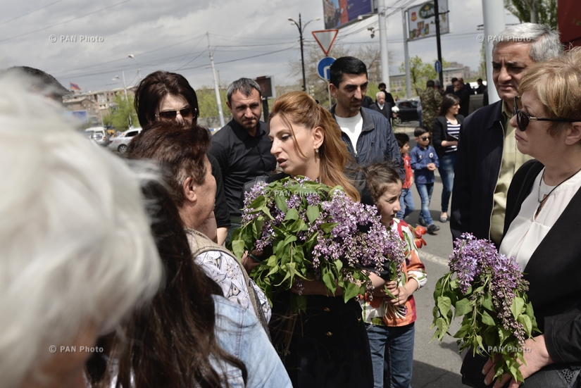 102-я годовщина Геноцида армян: Члены партии «Страна Абрикосов» посетили мемориальный комплекс Цицернакаберд