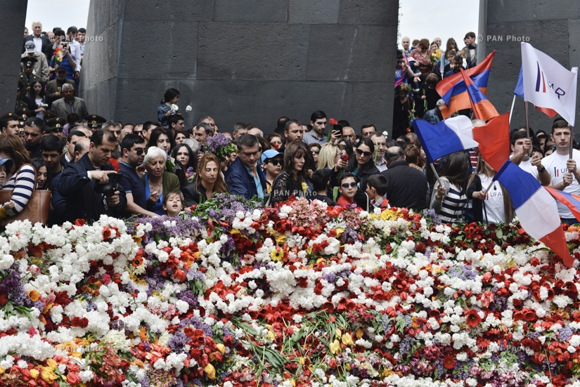 102-я годовщина Геноцида армян: Члены партии «Страна Абрикосов» посетили мемориальный комплекс Цицернакаберд