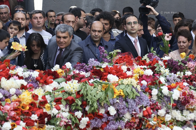 102-я годовщина Геноцида армян: Члены блока «ЕЛК» (Выход) посетили мемориальный комплекс Цицернакаберд