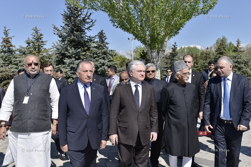 Vice-President of India Mohammad Hamid Ansari visits Tsitsernakaberd Memorial Complex