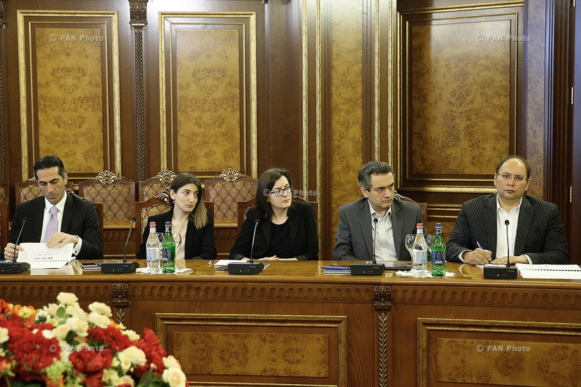 Armenian PM Karen Karapetyan receives IDeA Foundation representatives led by co-founder of the found Ruben Vardanyan 