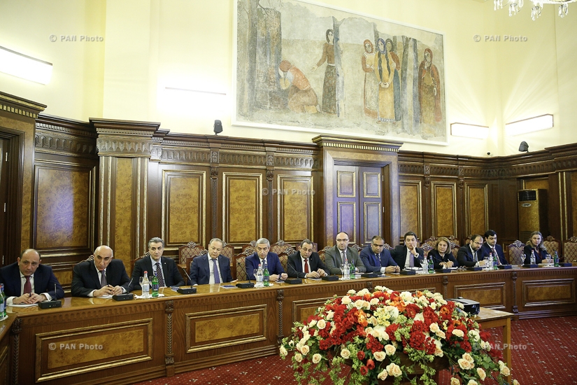 Премьер Армении Карен Карапетян принял делегацию представителей фонда IDеA, возглавляемую основателем фонда Рубеном Варданяном
