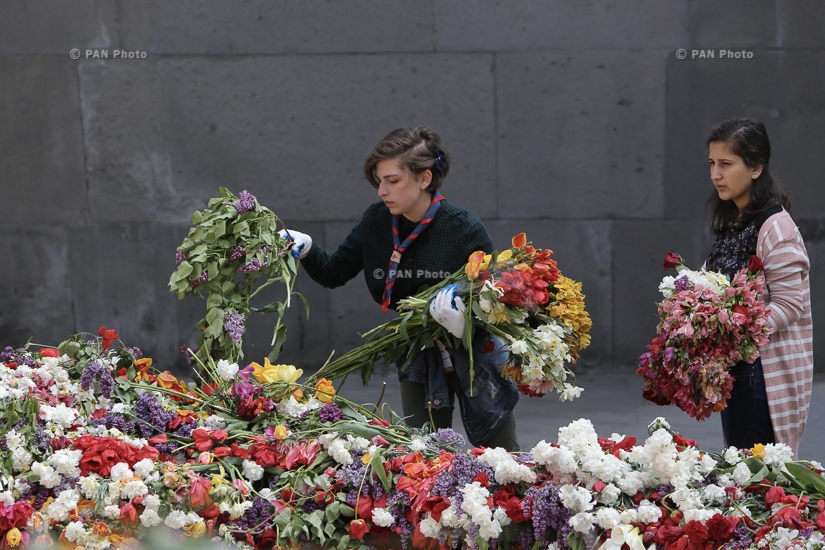 Ежегодный сбор цветов в мемориальном комплексе Цицернакаберд