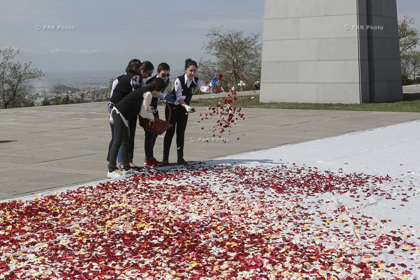 Ежегодный сбор цветов в мемориальном комплексе Цицернакаберд