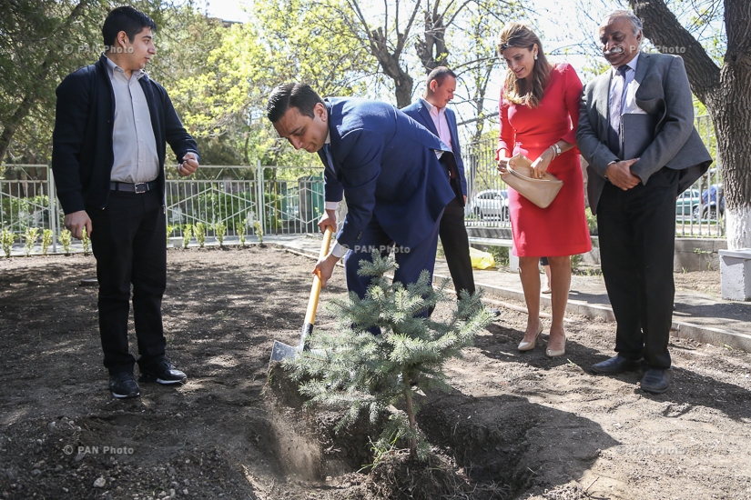 Генеральный директор Фонда по борьбе с раком имени короля Хуссейна в Иордании принцесса Дина Майред приняла участие в посадке деревьев во дворе старшей школы «Гераци» в Ереване