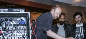 Դի Ջի Կոնտակտ ընկերությունը` անգլիական Soulsound ընկերության հետ համատեղ կազմակերպել է ձայնային ինժեներիայի եռօրյա սեմինար The Prodigy խմբի ձայնային ինժեներ  Ջոն Բարթոնի հետ