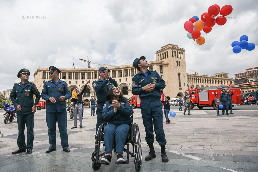На площади Республики в Ереване состоялся праздничный парад пожарных-спасателей под названием ««Май 911»