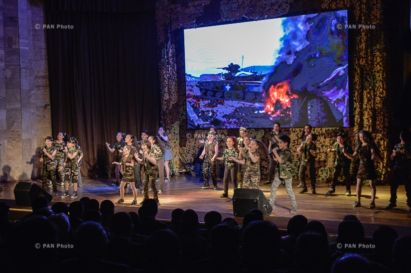 Во Дворце культуры и молодёжи Республики Арцах состоялись праздничные мероприятия, посвящённые 25-летию создания Армии обороны Арцаха и освобождения Шуши