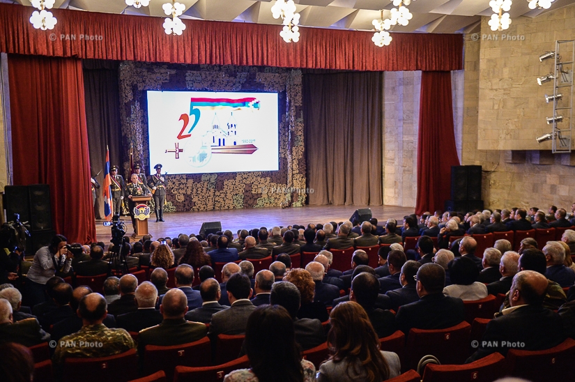 Во Дворце культуры и молодёжи Республики Арцах состоялись праздничные мероприятия, посвящённые 25-летию создания Армии обороны Арцаха и освобождения Шуши