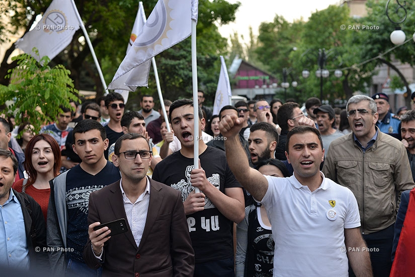 Участвующий в предстоящих выборах Совета старейшин Еревана блок «ЕЛК» (Выход) провел шествие в Ереване