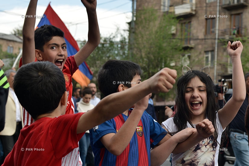 Участвующий в предстоящих выборах Совета старейшин Еревана блок «ЕЛК» (Выход) провел шествие в Ереване