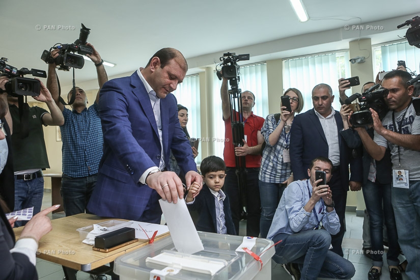 Elections to the Yerevan City Council: Candidate for the mayor of Yerevan, acting mayor Taron Margaryan votes