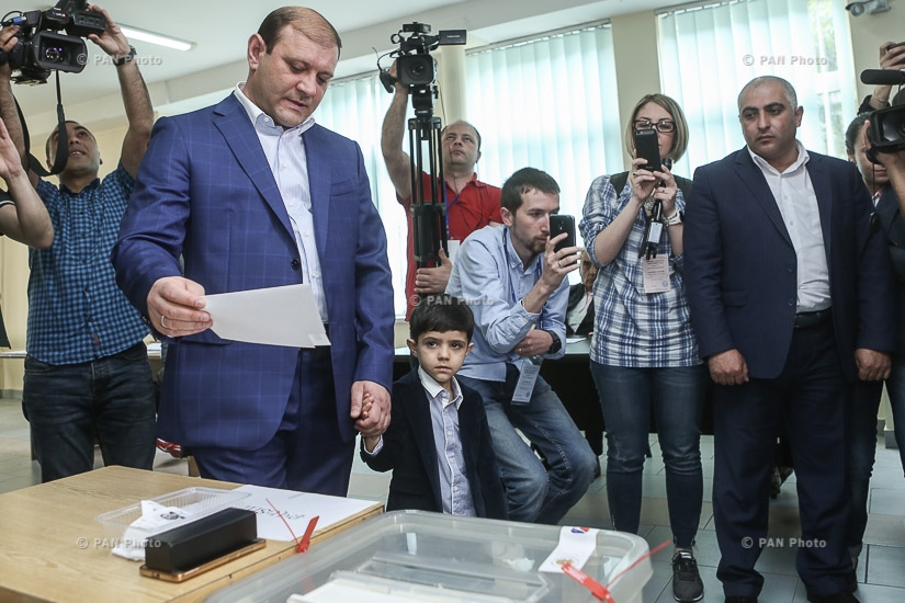 Выборы в Совет старейшин Еревана: Кандидат в мэры Еревана, действующий мэр Тарон Маргарян проголосовал