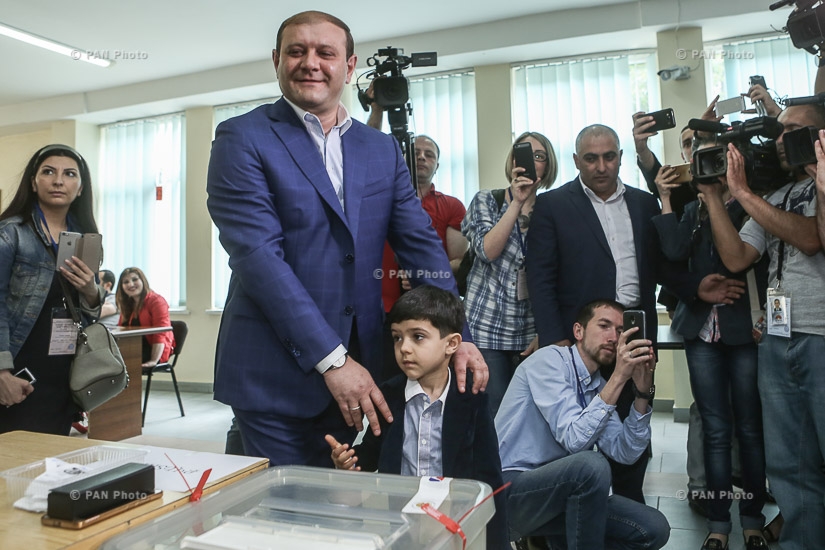 Выборы в Совет старейшин Еревана: Кандидат в мэры Еревана, действующий мэр Тарон Маргарян проголосовал