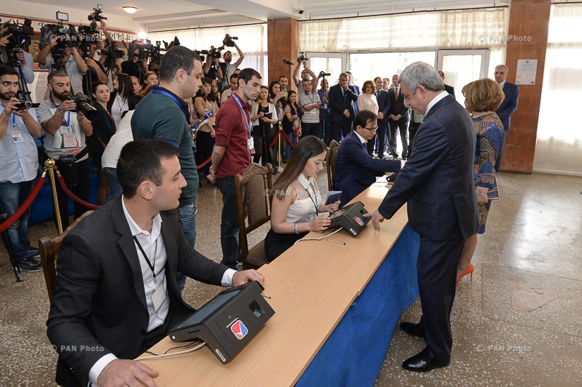 Выборы в Совет старейшин Еревана: Президент Серж Саргсян проголосовал