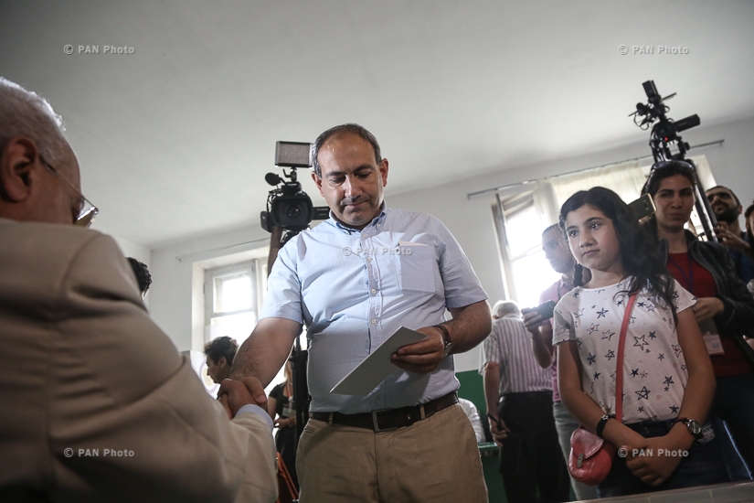 Elections to the Yerevan City Council:  Candidate for the Mayor of bloc YELQ Nikol Pashinyan votes