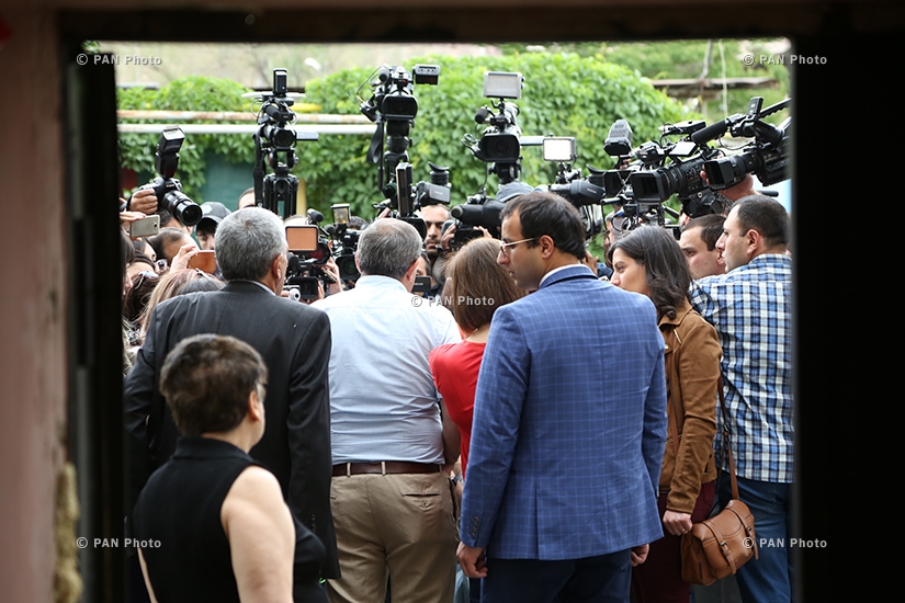 Выборы в Совет старейшин Еревана: Кандидат в мэры блока «ЕЛК» (Выход) Никол Пашинян проголосовал