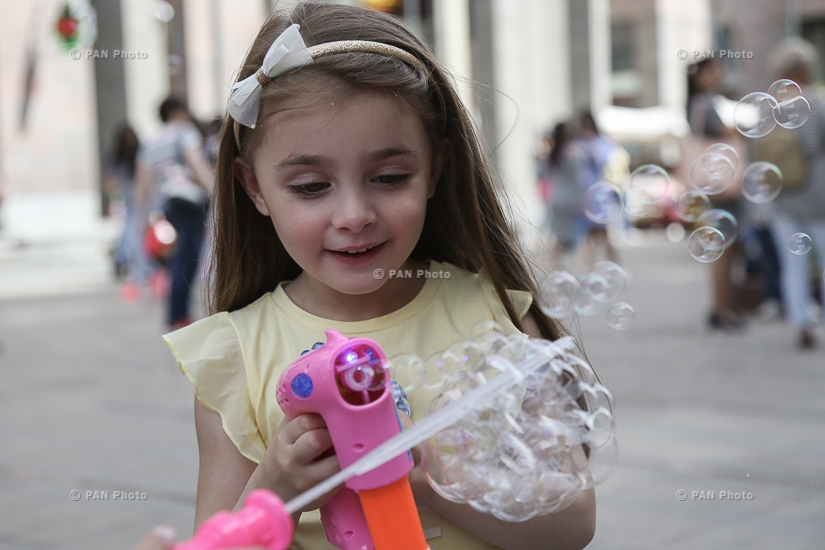 Праздник мыльных пузырей в Ереване