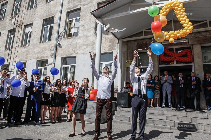Министр образования и науки Левон Мкртчян принял участие в праздниках «Последний звонок»