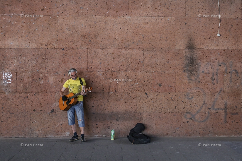 Уличный рок и фолк музыкант Армен Овуни