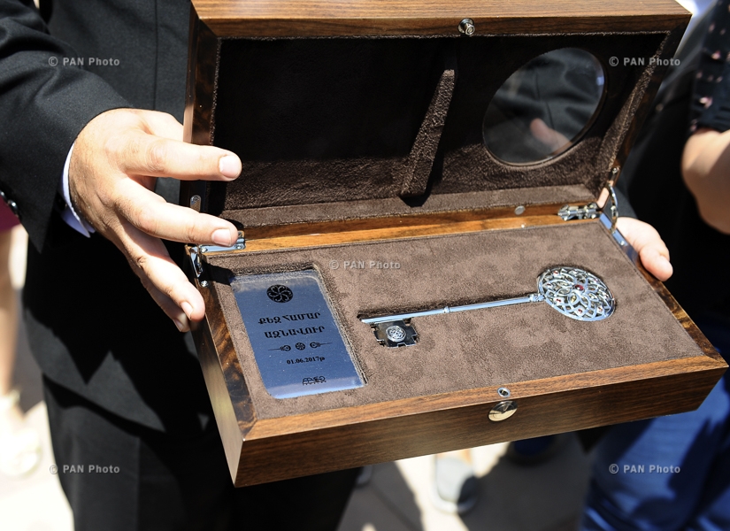 Церемония вручения ключа дома-музея Шарля Азнавура