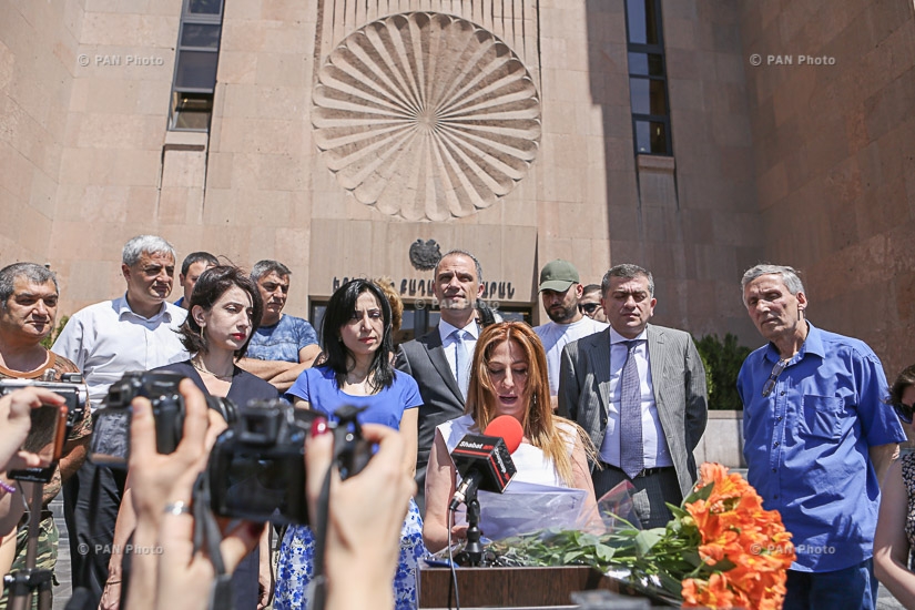 Ппресс-конференция председателя партии «Страна Абрикосов» Заруи Постанджян перед зданием Мэрии Еревана