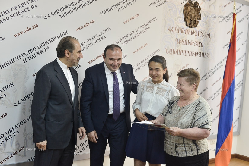 В МОН Армении министр ОН РА Левон Мкртчян и сопредседатель фонда «Дети Армении» Гаро Армен подписали меморандум о сотрудничестве
