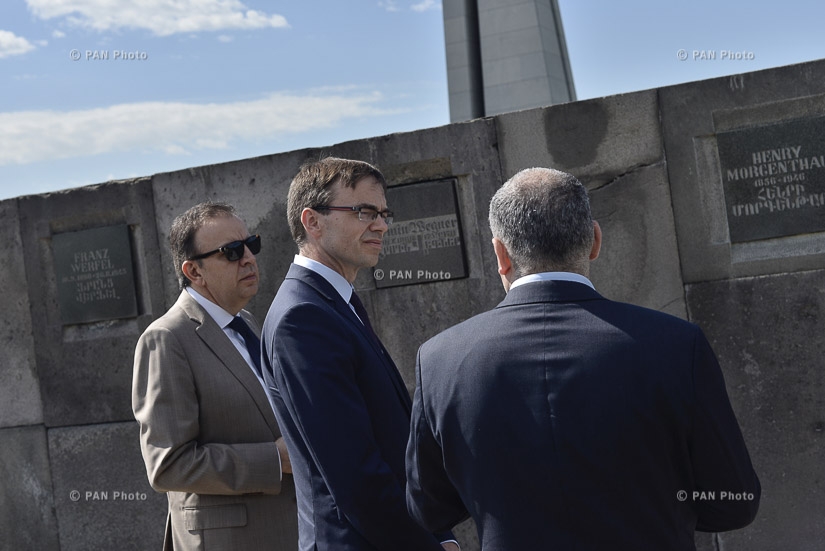 Министр иностранных дел Эстонии Свен Миксер посетил мемориальный комплекс Цицернакаберд