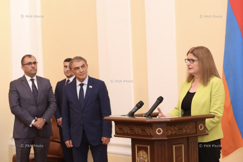 Председатель НС Армении Ара Баблоян и посол Великобритании в Армении Джудит Фарнуорт подписали соглашение