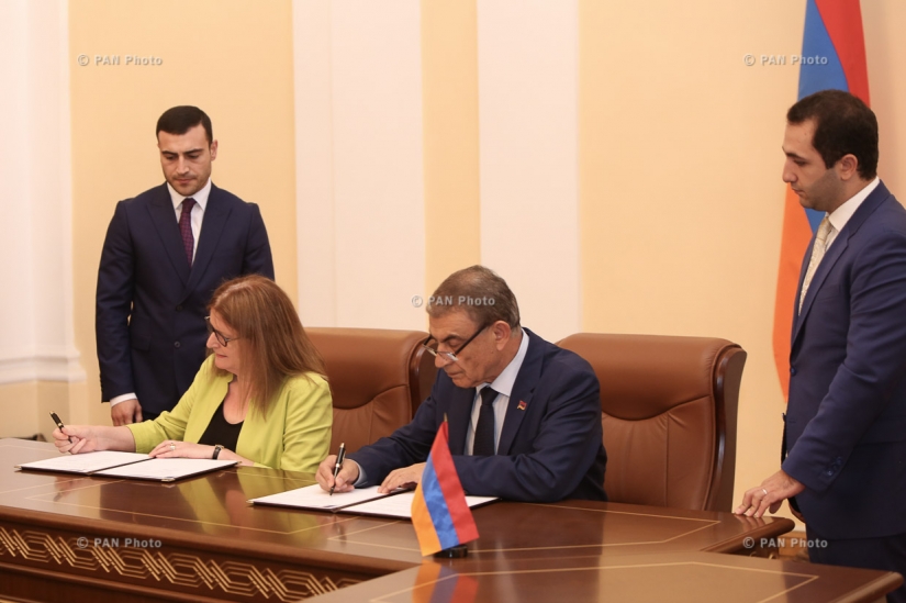 Председатель НС Армении Ара Баблоян и посол Великобритании в Армении Джудит Фарнуорт подписали соглашение