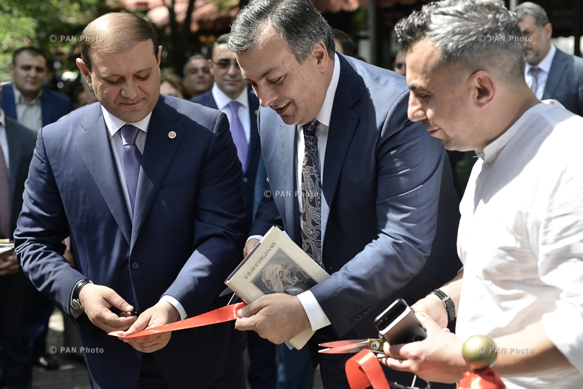 Церемония открытия первого в Ереване книжного киоска 
