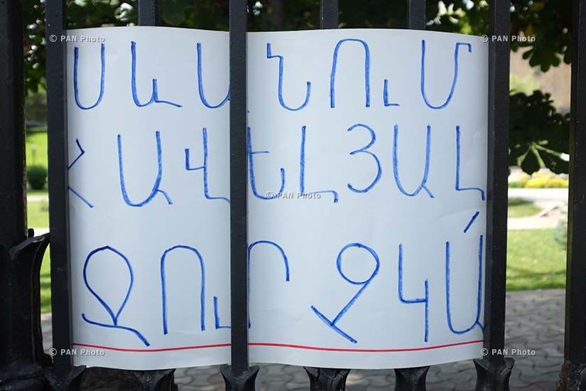 Акция протеста инициативы «S.O.S. Севан» перед зданием НС РА, направленная против предложения правительства о взятии еще 100 млн куб. м воды из озера Севан