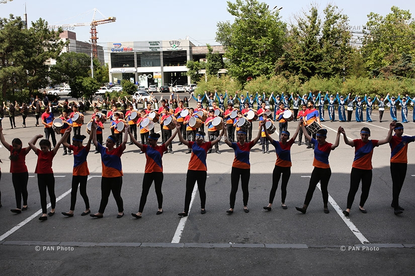 Cultural center of Nor Nork Administrative District organized a flash mob dedicated to Constitution Day of Armenia