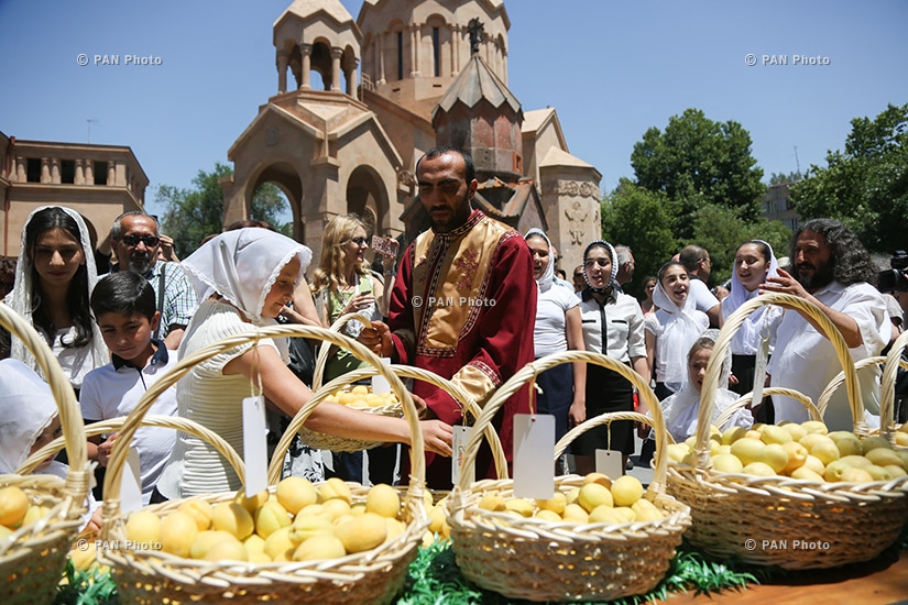 Церемония освящения абрикосов во время открытия 14-го фестиваля «Золотой абрикос»