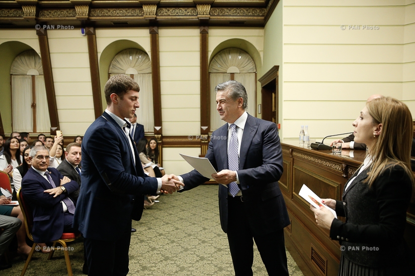 Премьер-министр Карен Карапетян выдает сертификаты выпускникам политической школы «Андраник Маргарян»