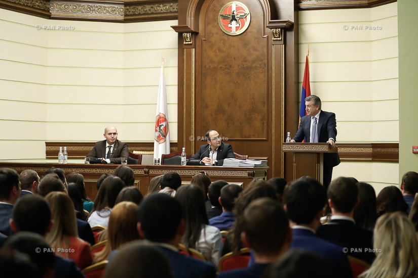 Премьер-министр Карен Карапетян выдает сертификаты выпускникам политической школы «Андраник Маргарян»